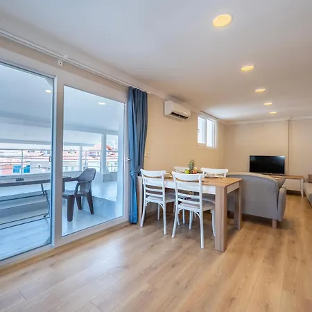 Modern, New Two Bedroom Close To Centre 페티예