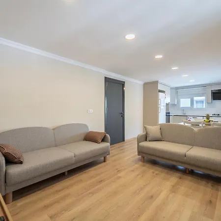 Modern, New Two Bedroom Close To Centre * 费特希耶