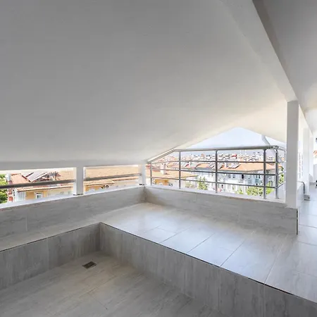 Modern, New Two Bedroom Close To Centre Lejlighed *