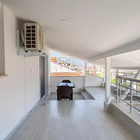 Modern, New Two Bedroom Close To Centre *