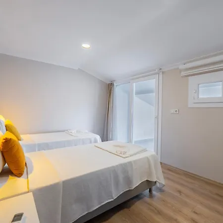 Modern, New Two Bedroom Close To Centre