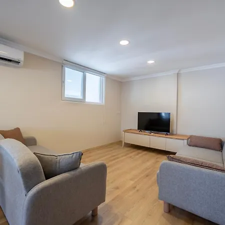 Modern, New Two Bedroom Close To Centre Daire