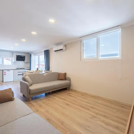 Modern, New Two Bedroom Close To Centre 费特希耶